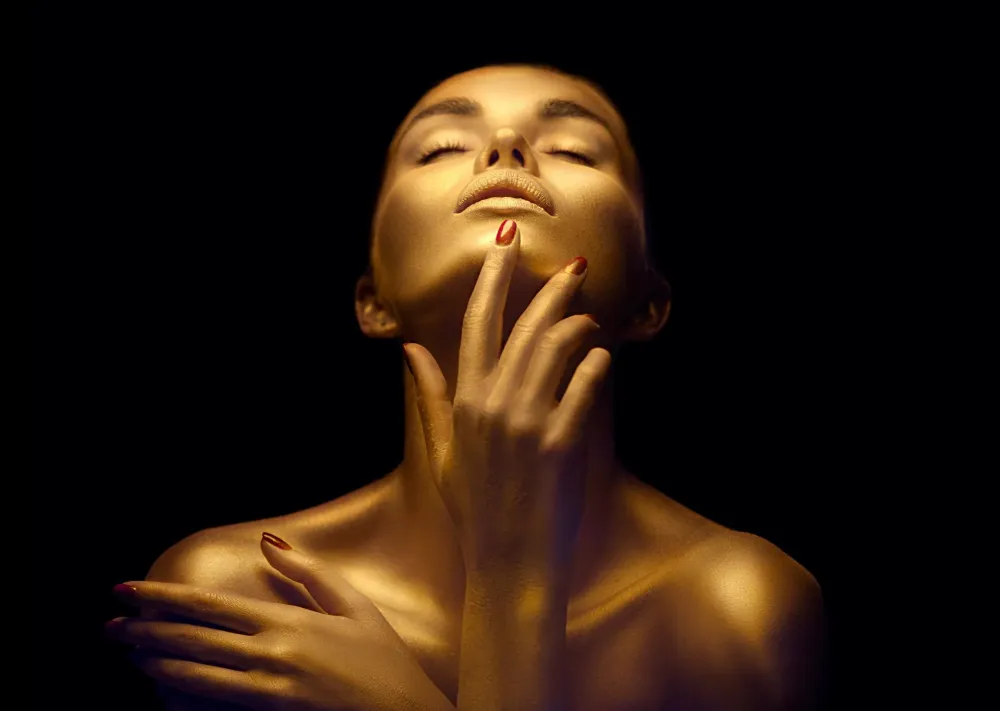 femme dorée